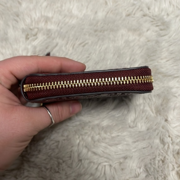 ✨ Tory Burch Leather Bi-Fold Wallet✨ - Picture 9 of 16